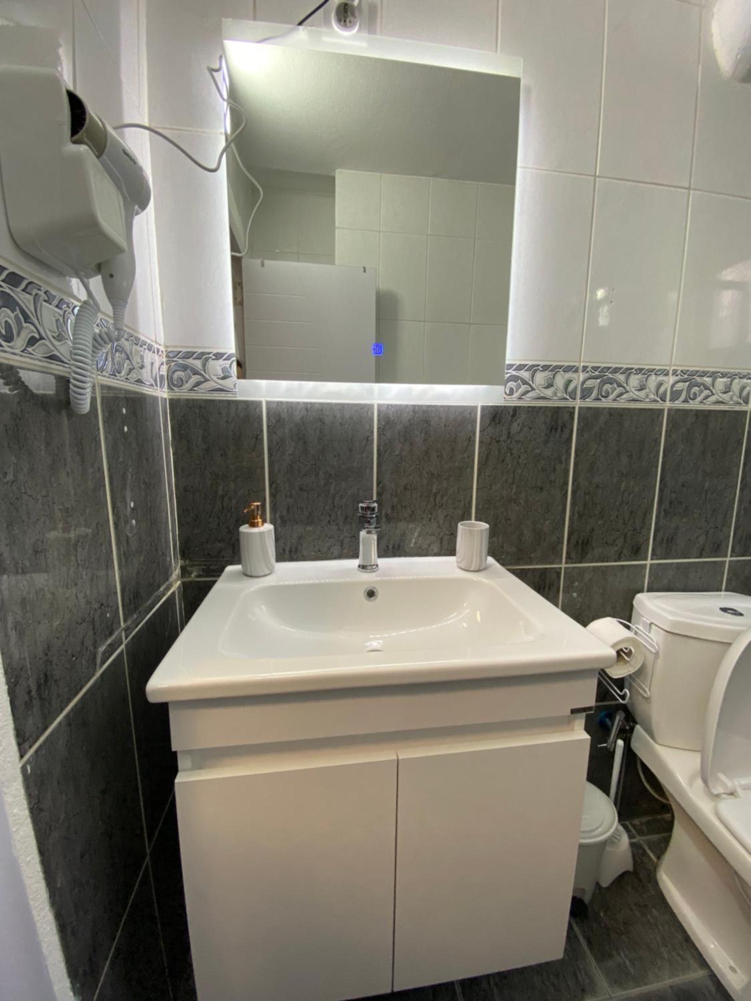 Hotspot Apartments - City Center Pristina Extérieur photo