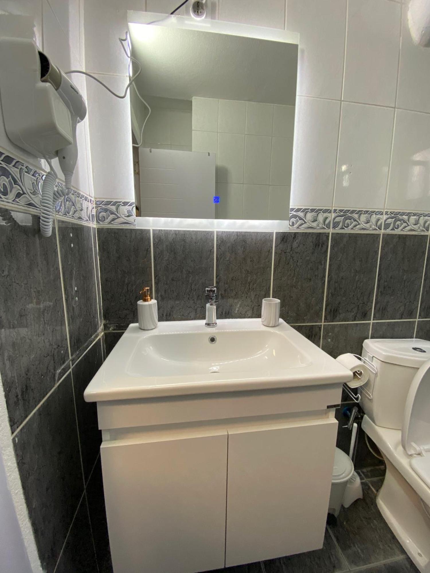 Hotspot Apartments - City Center Pristina Extérieur photo